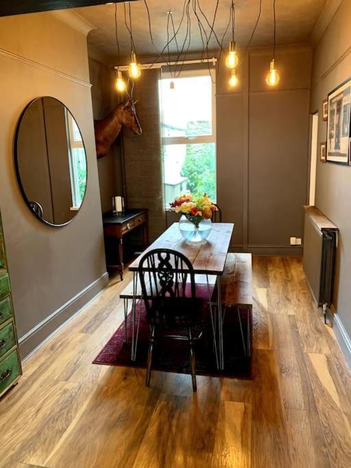 Chic Townhouse Near Tunnels Beaches Ilfracombe Exterior photo